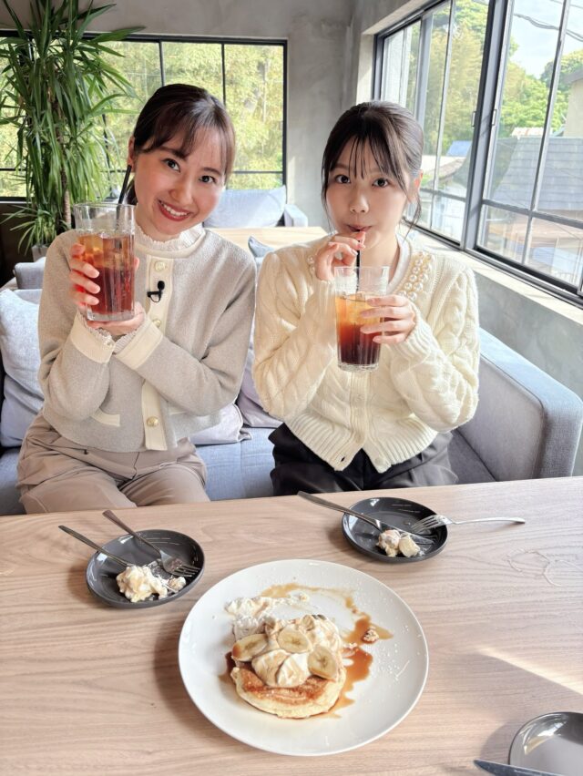本日から放送中のTHIS IS ITOは半年ぶりの人気企画！

昭和の写真を手がかりに、
当時と同じ場所・同じ画角を探す街ブラロケ🎥👀

今回も松岡・峯本コンビでお届けします🎤

「この場所かな？🤔」と、
2人で試行錯誤しながら画角探しを頑張りました📸

そしてミッション達成後のご褒美は…
ITONOWAさんのパンケーキ🥞✨

素敵な空間と甘いパンケーキに癒されました☺️

ぜひ放送をご覧ください📺♫

@ippekiko_national_park 
@ippekiko_itonowa_official 
@terrace_cafe_ippekiko_official 

#伊豆急ケーブルネットワーク#伊東市 #一碧湖#リポーター#アナウンサー