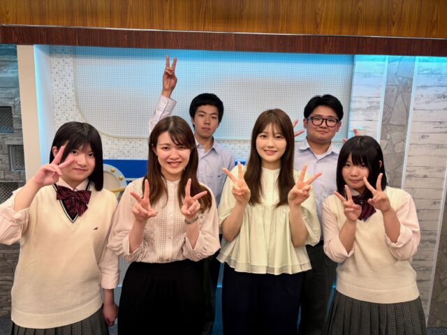 現在放送中のあつあつあたみ☀️では、地元の熱海高校の生徒さんたちに「アナウンサーの仕事」の現場を体験して頂きました🎤

放送現場ならではの体験を通して、自分たちの地域のテレビを身近に感じて頂ける貴重な機会となりました📺

熱海高校の生徒さんたちの頑張りをぜひオンエアでご覧ください👀

#熱海高校#熱海#伊豆急ケーブルネットワーク#アナウンサー#リポーター