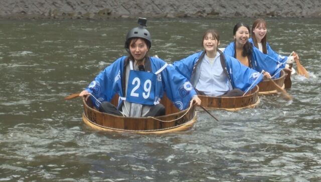 伊東市の夏の名物イベント「松川タライ乗り競争」に挑戦した様子が、現在放送中の『THIS IS ITO』で公開されています！📺✨（8月いっぱい放送中！）

今回は各地域番組から集まったリポーター4名でチーム戦に参戦！💪 「チームワークなら負けない！」と意気込んで挑んだものの、タライの上のバランスは想像以上の難易度……（笑）

あっちでグラグラ、こっちでドタバタ、爆笑ハプニング満載の激闘となりました📸😂

果たして無事にゴールできたのか！？そして気になる結果は……！？

📺 『THIS IS ITO』放送時間（〜8月31日まで） ［月〜金］7:15 / 11:15 / 19:30 ［土・日］7:15 / 14:15 / 22:45

1日3回、毎日放送されています！ 朝の準備中や夜の団らんタイムなど、ご都合の良い時間にぜひご覧くださいお見逃しなく！👀✨

#伊東#タライ乗り競争 #祭り#アナウンサー#リポーター